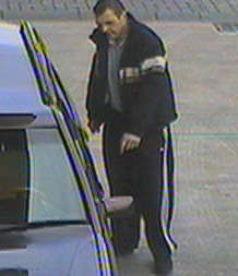 Portraitfoto des Tatverdchtigen aus einer berwachungskamera der Tankstelle