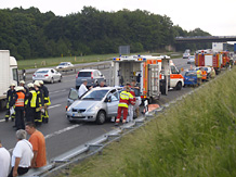 Rettungskrfte und Unfallbeteiligte auf dem Standstreifen der Autobahn
