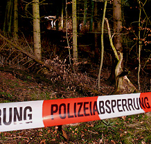 Mit einem Flatterband sperrte die Polizei die Fundsttte im Wald gegen unbefugtes Betreten ab