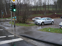 Blick von der Slztalstrae auf den Parkplatz mit dem Durchgand zur Fugngerfurt